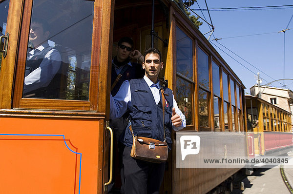 Straflenbahnschaffner Auf Der Straflenbahn Von Soller Nach Port De Soller, Mallorca, Balearen, Spanien, Europa